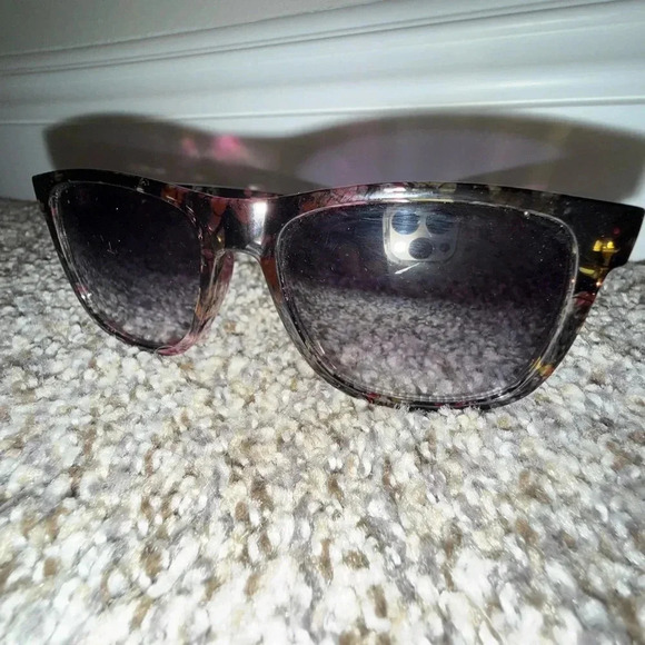 unbranded Accessories - Black sunglasses with floral frames black lenses